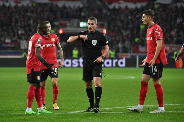 v.re., Patrik Schick (Bayer 04 Leverkusen), Schiedsrichter Istvan Kovacs, Charles Aranguiz (Bayer 04 Leverkusen), Moussa Diaby (Bayer 04 Leverkusen) 12.10.2022, Fussball Champions League, Saison 2022 2023, Vorrunde, 4. Spieltag, Bayer 04 Leverkusen - FC Porto 0:3 Leverkusen BayArena Nordrhein Westfalen Deutschland