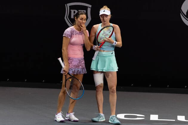 Transylvania Open: WTA, Tennis Damen 250 Tennis Damen Tournament in Cluj-Napoca, BT Arena, 8-16 October 2022 Doubles Day6: Monica Niculescu (L) and Harriet Dart in action during WTA 250 Transylvania Open, held in BT Arena, Cluj Napoca 8-16 October 2022 Medias Sibiu Copyright: xANCAxTEPEIx