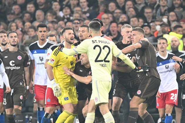 Bilder des Jahres, Sport 10 Oktober Sport Themen der Woche KW41 Sport Bilder des Tages Fußball I Herren I 2022-23 I 2. Bundesliga I 12. Spieltag I FC St. Pauli - Hamburger SV I 14.10.2022 Rudelbildung Daniel Heuer Fernandes (1, Hamburger SV) und Nikola Vasilj (22, FC St. Pauli) Hamburg Millerntor Stadion Hamburg Deutschland *** Soccer I Men I 2022 23 I 2 Bundesliga I 12 Matchday I FC St Pauli Hamburger SV I 14 10 2022 Rudelbildung Daniel Heuer Fernandes 1, Hamburger SV and Nikola Vasilj 22, FC St Pauli Hamburg Millerntor Stadion Hamburg Germany Copyright: xLobeca AndreasxHannigx
