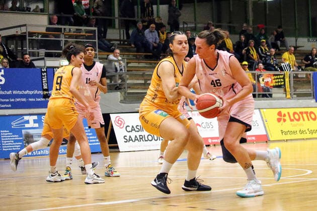 14.10.2022, xssnsmx, Basketball DBBL, inexio Royals Saarlouis - Eisvögel USC Freiburg emspor, v.l. Myriam Estella Lara Ackerman (Inexio Royals Saarlouis), Mirna Paunovic (Eisvoegel USC Freiburg) (DFL DFB REGULATIONS PROHIBIT ANY USE OF PHOTOGRAPHS as IMAGE SEQUENCES and or QUASI-VIDEO) Saarlouis