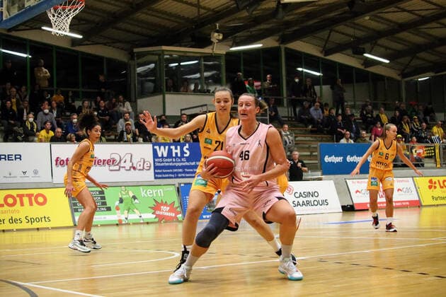 14.10.2022, xssnsmx, Basketball DBBL, inexio Royals Saarlouis - Eisvögel USC Freiburg emspor, v.l. Lilli Froelich (Inexio Royals Saarlouis), Mirna Paunovic (Eisvoegel USC Freiburg) (DFL DFB REGULATIONS PROHIBIT ANY USE OF PHOTOGRAPHS as IMAGE SEQUENCES and or QUASI-VIDEO) Saarlouis