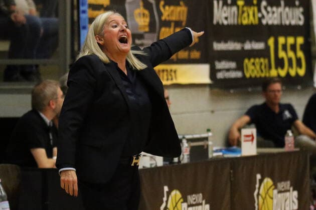 14.10.2022, xssnsmx, Basketball DBBL, inexio Royals Saarlouis - Eisvögel USC Freiburg emspor, v.l. Headcoach Isabel Fernandez (Inexio Royals Saarlouis) gibt Anweisungen, gestikuliert, mit den Armen gestikulieren gives instructions, gesticulate (DFL DFB REGULATIONS PROHIBIT ANY USE OF PHOTOGRAPHS as IMAGE SEQUENCES and or QUASI-VIDEO) Saarlouis