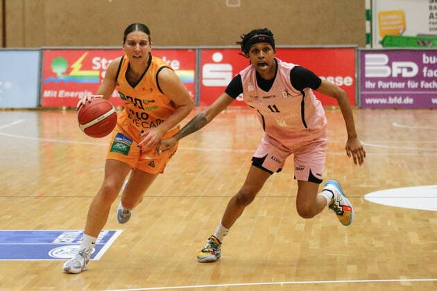 14.10.2022, xssnsmx, Basketball DBBL, inexio Royals Saarlouis - Eisvögel USC Freiburg emspor, v.l. Isabelle Nicola Spingola (Inexio Royals Saarlouis), Hanna Little (Eisvoegel USC Freiburg) (DFL DFB REGULATIONS PROHIBIT ANY USE OF PHOTOGRAPHS as IMAGE SEQUENCES and or QUASI-VIDEO) Saarlouis