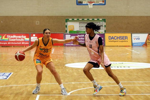 14.10.2022, xssnsmx, Basketball DBBL, inexio Royals Saarlouis - Eisvögel USC Freiburg emspor, v.l. Isabelle Nicola Spingola (Inexio Royals Saarlouis), Hanna Little (Eisvoegel USC Freiburg) (DFL DFB REGULATIONS PROHIBIT ANY USE OF PHOTOGRAPHS as IMAGE SEQUENCES and or QUASI-VIDEO) Saarlouis