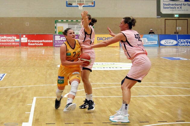 14.10.2022, xssnsmx, Basketball DBBL, inexio Royals Saarlouis - Eisvögel USC Freiburg emspor, v.l. Monika Naczk (Inexio Royals Saarlouis), Mirna Paunovic (Eisvoegel USC Freiburg) (DFL DFB REGULATIONS PROHIBIT ANY USE OF PHOTOGRAPHS as IMAGE SEQUENCES and or QUASI-VIDEO) Saarlouis