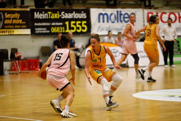 14.10.2022, Basketball, Damen, 1. Bundesliga, Saison 2022 2023, inexio Royals Saarlouis - Eisvögel USC Freiburg, Jessica Loera (USC Freiburg) Monika Naczk Rosa (Royals Saarlouis) Saarlouis Stadtgartenhalle Saarland Deutschland (DE)