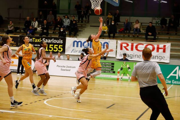 14.10.2022, Basketball, Damen, 1. Bundesliga, Saison 2022 2023, inexio Royals Saarlouis - Eisvögel USC Freiburg, Jessica Loera (USC Freiburg) Monika Naczk Rosa (Royals Saarlouis) Saarlouis Stadtgartenhalle Saarland Deutschland (DE)
