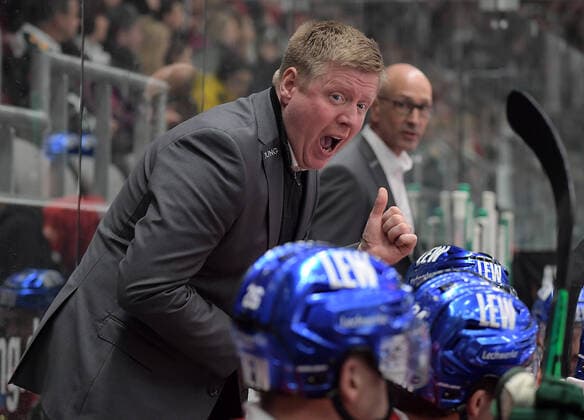 Sport Themen der Woche KW41 Sport Bilder des Tages 14.10.2022, xemx, Eishockey Penny DEL, Augsburger Panther - Iserlohn Roosters emspor, v.l. Cheftrainer Peter Russel (Augsburger Panther) gibt Anweisungen, gestikuliert mit den Armen, gesticulate, gives instructions Augsburg *** 14 10 2022, xemx, ice hockey penny DEL, Augsburger Panther Iserlohn Roosters emspor, v l head coach Peter Russel Augsburger Panther gives instructions, gestures with arms, gesticulate, gives instructions Augsburg