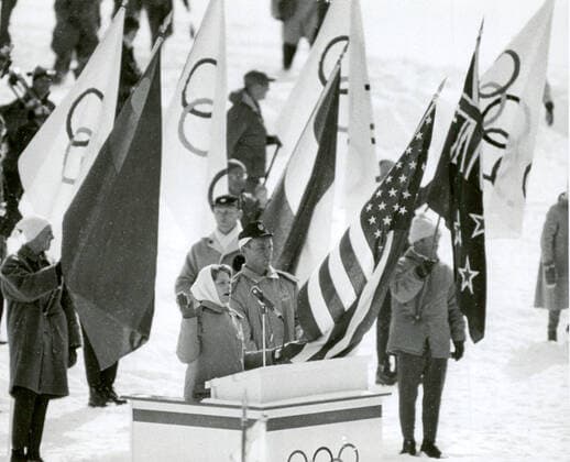 Placer County 1960-02-18 Carol Heiss avlägger den olympiska eden vid invigningen av OS i Squaw Valley Placer County Usa x20360x *** Placer County 1960 02 18 Carol Heiss Takes the Olympic Oath at the Opening of the Squaw Valley Olympics Placer County USA x20360x  Copyright: xSvensktxPressfoto TTx OS SQUAW VALLEY 1960 INVIGNINGEN