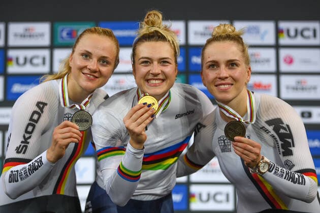 Bilder des Jahres, Sport 10 Oktober Sport Themen der Woche KW41 Picture by Alex Broadway SWpix.com - 14 10 2022 - Cycling - 2022 Tissot UCI Track World Championships - Saint-Quentin-en-Yvelines Velodrome, France - Women s Sprint Final - Mathilde Gros of France on the podium after taking the victory with Lea Sophie Friedrich of Germany in second and Emma Hinze of Germany in third 2022 UCI Track World Championships SWP-1875-0442