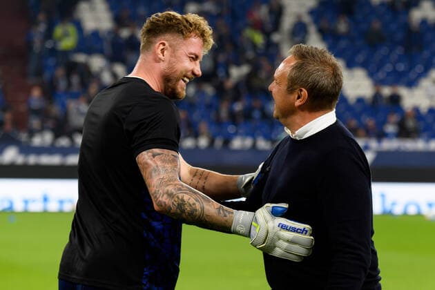 Torwart Ralf FAEHRMANN (Fährmann) (GE) begruesst Trainer Andre BREITENREITER (1899), begruessen sich, begrüssen, begrüsst, Begruessung, Begrüssung, Geste, Gestik, Fussball 1. Bundesliga, 10. Spieltag, FC Schalke 04 (GE) - TSG 1899 Hoffenheim (1899), am 15.10.2022 in Gelsenkirchen Deutschland. Â *** Goalkeeper Ralf FAEHRMANN Fährmann GE greets coach Andre BREITENREITER 1899 , greet, greetings, greetings, gesture, gesture, football 1 Bundesliga, 10 matchday, FC Schalke 04 GE TSG 1899 Hoffenheim 1899 , on 15 10 2022 in Gelsenkirchen Germany Â