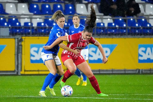 v.li.: Luana Bühler (TSG, 5), Svenja Fölmli (Freiburg, 17), Zweikampf, Spielszene, Duell, duel, tackle, tackling, Dynamik, Action, Aktion, 14.10.2022, Sinsheim (Hoffenheim) (Deutschland), Fussball, Flyeralarm Frauen-Bundesliga, TSG 1899 Hoffenheim - SC Freiburg, 14.10.2022, Sinsheim (Hoffenheim) (Deutschland), Fussball, Flyeralarm Frauen-Bundesliga, TSG 1899 Hoffenheim - SC Freiburg, DFB DFL REGULATIONS PROHIBIT ANY USE OF PHOTOGRAPHS AS IMAGE SEQUENCES AND OR QUASI-VIDEO. *** v li Luana Bühler TSG, 5 , Svenja Fölmli Freiburg, 17 , duel, duel, tackle, tackling, dynamic, action, action, 14 10 2022, Sinsheim Hoffenheim Germany , Football, Flyeralarm Frauen Bundesliga, TSG 1899 Hoffenheim SC Freiburg, 14 10 2022, Sinsheim Hoffenheim Germany , Football, Flyeralarm Frauen Bundesliga, TSG 1899 Hoffenheim SC Freiburg, DFB DFL REGULATES PROHIBIT ANY USE OF PHOTOGRAPHS AS IMAGE SEQUENCES AND OR QUASI VIDEO xozx