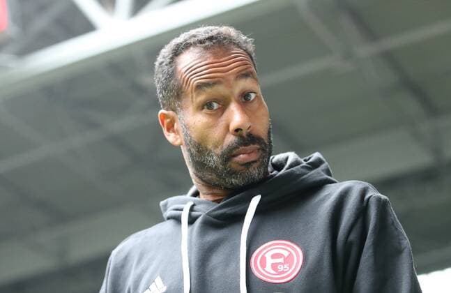 Sport Themen der Woche KW41 15.10.2022 - Fussball - Saison 2022 2023 - 2. Fussball - Bundesliga - 12. Spieltag: Fortuna Düsseldorf F95 - 1. FC Nürnberg FCN ( Club ) - Sportfoto Zink DaMa - DFL regulations prohibit any use of photographs as image sequences and or quasi-video - only for editorial use - Daniel Thioune (Chef-Trainer Trainer Fortuna Düsseldorf F95 ) blickt fragend nachdenklich in die Kamera *** 15 10 2022 football season 2022 2023 2 football Bundesliga 12 matchday Fortuna Düsseldorf F95 1 FC Nürnberg FCN Club Sportfoto Zink DaMa DFL regulations prohibit any use of photographs as image sequences and or quasi video only for editorial use Daniel Thioune head coach coach Fortuna Düsseldorf F95 looks questioningly thoughtfully into the camera
