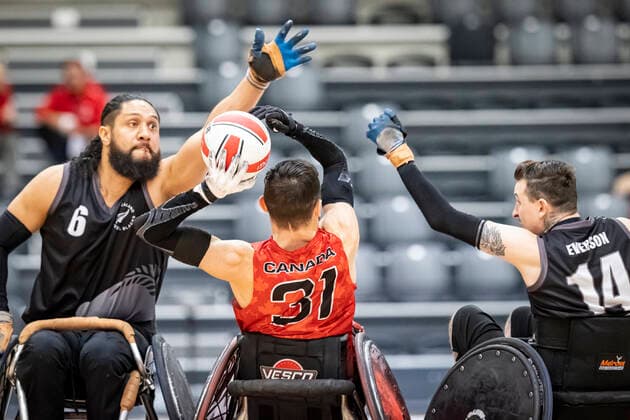 Canada vs. New Zealand, 2022 Wheelchair Rugby World Championship, WM, Weltmeisterschaft Vejle; 15.10.22 Hayden Barton-Cootes (no. 06, Team New Zealand), Matt Debly (no. 31, Team Canada), Cody Everson (no. 14, Team New Zealand) Copyright: xBEAUTIFULxSPORTS MarioxM.xKobergx