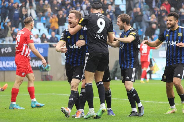 Sport Themen der Woche KW41 15.10.2022, Fussball, Herren, 3. Liga, Saison 2022 2023, 1. FC Saarbrücken - FSV Zwickau, Sebastian Jacob (1.FC Saarbrücken) bejubelt mit seiner Mannschaft die frühe Führung Saarbrücken Ludwigsparkstadion Saarland Deutschland (DE) *** 15 10 2022, football, men, 3 league, season 2022 2023, 1 FC Saarbrücken FSV Zwickau, Sebastian Jacob 1 FC Saarbrücken celebrates with his team the early lead Saarbrücken Ludwigsparkstadion Saarland Germany EN