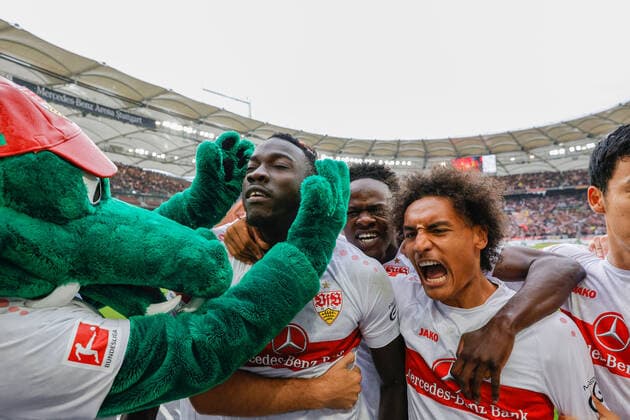 Sport Themen der Woche KW41 15.10.2022, Deutschland, Stuttgart, Fußball Bundesliga, Saison 2022 2023, VfB Stuttgart vs. VfL Bochum, Torjubel nach dem 1:0 durch Silas ( VfB) Gemäß den Vorgaben der DFL Deutsche Fußball Liga ist es untersagt, in dem Stadion und oder vom Spiel angefertigte Fotoaufnahmen in Form von Sequenzbildern und oder videoähnlichen Fotostrecken zu verwerten bzw. verwerten zu lassen. *** 15 10 2022, Germany, Stuttgart, Fußball Bundesliga, Saison 2022 2023, VfB Stuttgart vs VfL Bochum, Torjubel nach dem 1 0 durch Silas VfB In accordance with the requirements of the DFL Deutsche Fußball Liga, it is prohibited in the stadium and or from the game made photographs in the form of sequence images and or video-like photo series to exploit or to let exploited