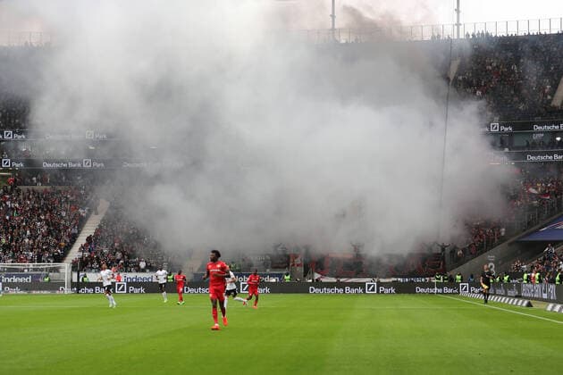Sport Themen der Woche KW41 xMHx - Fussball 1. Bundesliga: Eintracht Frankfurt - Bayer 04 Leverkusen am 15.10.2022 im Deutsche Bank Park in Frankfurt Die Fans von Bayer Leverkusen zünden im Gästeblock Pyrotechnik, dieses sorgt für eine Spielunterbrechung *** xMHx Football 1 Bundesliga Eintracht Frankfurt Bayer 04 Leverkusen on 15 10 2022 at Deutsche Bank Park in Frankfurt The fans of Bayer Leverkusen ignite pyrotechnics in the guest block, this causes a stoppage of play MH
