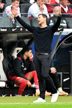 Sport Themen der Woche KW41 Frankfurt, Deutsche Bank Park, 15.10.22, GER, Herren, 1.Bundesliga, Saison 2022-2023, Eintracht Frankfurt - Bayer 04 Leverkusen Bild: Trainer Xabi Alonso (Leverkusen) Nur fuer journalistische Zwecke! Only for editorial use! Gemaess den Vorgaben der DFL Deutsche Fußball Liga ist es untersagt, in dem Stadion und oder vom Spiel angefertigte Fotoaufnahmen in Form von Sequenzbildern und oder videoaehnlichen Fotostrecken zu verwerten bzw. verwerten zu lassen. DFL regulations prohibit any use of photographs as image sequences and or quasi-video. Hessen Deutschland *** Frankfurt, Deutsche Bank Park, 15 10 22, GER, Herren, 1 Bundesliga, Saison 2022 2023, Eintracht Frankfurt Bayer 04 Leverkusen Bild Trainer Xabi Alonso Leverkusen Nur fuer journalistische Zwecke Only for editorial use According to the regulations of the DFL Deutsche Fußball Liga, it is prohibited to exploit or have exploited photographs taken in the stadium and or from the game in the form of sequence images and or video-like photo series DFL regulations prohibit any use of photographs as image sequences and or quasi video Hesse Germany