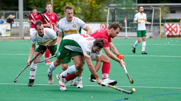 Sport Themen der Woche KW41 Sport Bilder des Tages v.li.: Nicholas James Woods (Polo, 13), Nicolas Proske (TSVMH, 9), Zweikampf, Spielszene, Duell, duel, tackle, tackling, Dynamik, Action, Aktion, 15.10.2022, Mannheim (Deutschland), Hockey, 1. Bundesliga, Herren, TSV Mannheim - Hamburger Polo Club *** v li Nicholas James Woods Polo, 13 , Nicolas Proske TSVMH, 9 , duel, duel scene, duel, tackle, tackling, dynamic, action, action, 15 10 2022, Mannheim Germany , Hockey, 1 Bundesliga, Men, TSV Mannheim Hamburger Polo Club xozx