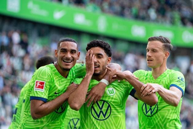 Sport Themen der Woche KW41 Maxence Lacroix (VfL Wolfsburg 4), Omar Marmoush (VfL Wolfsburg 33), Yannick Gerhardt (VfL Wolfsburg 31) jubeln ueber das Tor zum 2:2, GER, VfL Wolfsburg vs. Borussia Moenchengladbach, 1. Fussball Bundesliga, 10. Spieltag, Spielzeit 2022 2023, 15.10.2022 DFB DFL regulations prohibit any use of photographs as image sequences and or quasi-video GER, VfL Wolfsburg vs. Borussia Moenchengladbach, 1. Fussball Bundesliga, 10. Spieltag, Spielzeit 2022 2023, 15.10.2022 Wolfsburg *** Maxence Lacroix VfL Wolfsburg 4 , Omar Marmoush VfL Wolfsburg 33 , Yannick Gerhardt VfL Wolfsburg 31 cheer over the goal to 2 2, GER, VfL Wolfsburg vs Borussia Moenchengladbach, 1 Fußball Bundesliga, 10 Spieltag, Spielzeit 2022 2023, 15 10 2022 DFB DFL regulations prohibit any use of photographs as image sequences and or quasi video GER, VfL Wolfsburg vs Borussia Moenchengladbach, 1 Fussball Bundesliga, 10 Spieltag, Spielzeit 2022 2023, 15 10 2022 Wolfsburg Copyright: xEibner Memmlerx EP_MMR
