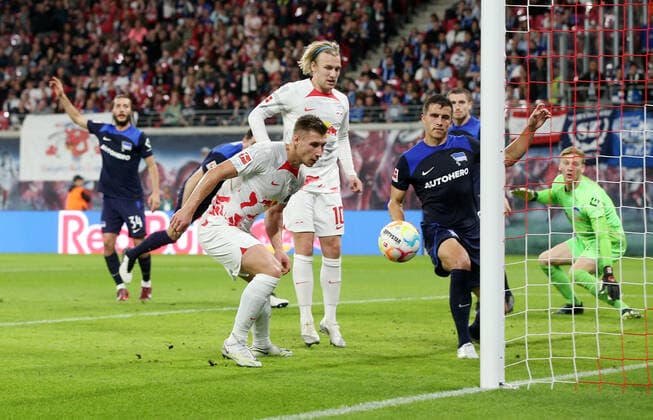 Sport Themen der Woche KW41 Willi Orban erzielt Tor zum 3:0 gegen Torwart Oliver Christensen Zweikampf Spielszene Aktion Fußball Fussball DFL Bundesliga Herren Saison 2022 2023 15.10.2022 RasenBallsport RB Leipzig RBL vs. Hertha BSC Berlin DFL regulations prohibit any use of photographs as image sequences and or quasi-video. *** Willi Orban scores goal to 3 0 against goalkeeper Oliver Christensen duel match scene action sport soccer soccer DFL Bundesliga men season 2022 2023 15 10 2022 RasenBallsport RB Leipzig RBL vs Hertha BSC Berlin DFL regulations prohibit any use of photographs as image sequences and or quasi video
