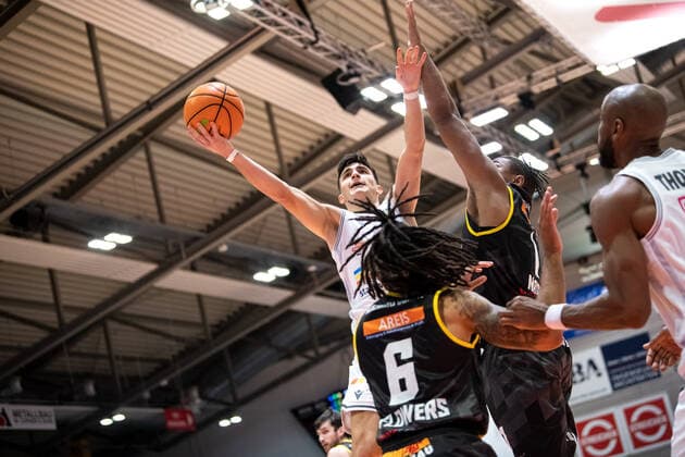Sport Themen der Woche KW41 BARMER 2. Basketball Bundesliga ProA Saison 2022 23 3. Spieltag am 15.10.22 Medipolis SC Jena vs VfL Kirchheim Knights Mitte: Vuk Radojicic (Jena) beim Korbleger gegen Tyrone Nash (Kirchheim), verdeckt Sparkassen Arena Jena *** BARMER 2 Basketball Bundesliga ProA season 2022 23 3 matchday on 15 10 22 Medipolis SC Jena vs VfL Kirchheim Knights center Vuk Radojicic Jena at the basket against Tyrone Nash Kirchheim , covered Sparkassen Arena Jena