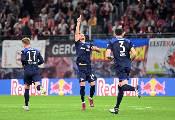 Bilder des Jahres, Sport 10 Oktober Sport Themen der Woche KW41 Sport Bilder des Tages Fussball, Herren, 1. Bundesliga, Saison 2022 23, (10. Spieltag), RB Leipzig - Hertha BSC, v. l. Maximilian Mittelstädt (Hertha BSC), Stevan Jovetic (Hertha BSC), Agustin Rogel (Hertha BSC), Jubel nach Tor zum 3:2, 15.10. 2022, *** Football, men, 1 Bundesliga, season 2022 23, 10 matchday , RB Leipzig Hertha BSC, v l Maximilian Mittelstädt Hertha BSC , Stevan Jovetic Hertha BSC , Agustin Rogel Hertha BSC , cheering after goal to 3 2, 15 10 2022, Copyright: xMatthiasxKochx