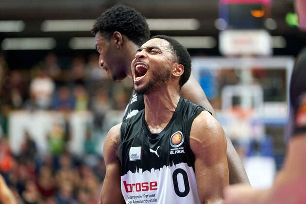 Sport Themen der Woche KW41 Brandon Childress (Bayreuth, 0) Jubel nach dem 69:75 Auswaertssieg Syntainics MBC vs. Medi Bayreuth, BBL Pokal, Basketball, Maenner, 2022 2023, Pokal Achtelfinale, 15.10.2022, Syntainics MBC vs. Medi Bayreuth, Basketball, Maenner, 2022 2023, Pokal Achtelfinale, 15.10.2022, Weissenfels *** Brandon Childress Bayreuth, 0 cheers after 69 75 away win Syntainics MBC vs Medi Bayreuth, BBL Cup, basketball, men, 2022 2023, Cup Round of 16, 15 10 2022, Syntainics MBC vs Medi Bayreuth, basketball, men, 2022 2023, Cup Round of 16, 15 10 2022, Weissenfels Copyright: xEibner-Pressefoto EckehardxSchulzx ep_eer