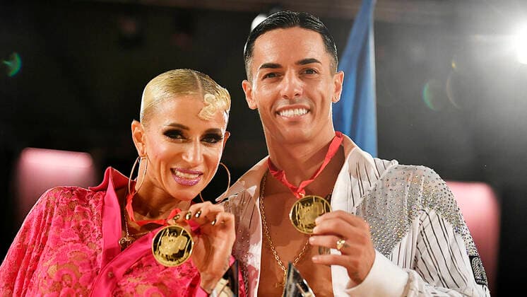 Bilder des Jahres, Sport 10 Oktober Sport Themen der Woche KW41 Sport Bilder des Tages Tanz-Weltmeisterschaft Latein und Showdance Standard 2022 in Leipzig - WDSF PD World Championships (15.10.2022) Anna Matus (li.) und Gabriela Goffreod (re.) (Republik Moldau) zeigen ihre WM-Goldmedaillen in der Disziplin Latein bei der Tanz-WM in Leipzig (15.10.2022). Die Top-Favoriten krönen sich erneut zum Weltmeister. Leipzig Sachsen Deutschland Leipziger Messegelände - Neue Messe Leizig *** Dance World Championships Latin and Showdance Standard 2022 in Leipzig WDSF PD World Championships 15 10 2022 Anna Matus li and Gabriela Goffreod re Republic of Moldova show their World Championship gold medals in the discipline Latin at the Dance World Championships in Leipzig 15 10 2022 The top favorites again crowned world champion Leipzig Saxony Germany Leipziger Messegelände Neue Messe Leizig