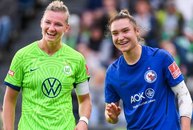 Fußball I Frauen I Saison 2022-2023 I 4. Spieltag I 1. FFC Turbine Potsdam - VfL Wolfsburg I 15.10.2022 I 15.10.2022 Haben gut lachen: Wolfsburgs Alexandra Popp (11, VfL Wolfsburg) und Turbine Eigengewächs Sophie Weidauer (14, Turbine Potsdam). Potsdam Karl-Liebknecht-Stadion Brandenburg Deutschland *** Soccer I Women I Season 2022 2023 I 4 Matchday I 1 FFC Turbine Potsdam VfL Wolfsburg I 15 10 2022 I 15 10 2022 Have a good laugh Wolfsburgs Alexandra Popp 11, VfL Wolfsburg and Turbines own Sophie Weidauer 14, Turbine Potsdam Potsdam Karl Liebknecht Stadium Brandenburg Germany Copyright: xLobeca InesxHähnelx