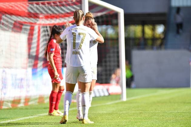 Klara Bühl (17 FC Bayern München) und Linda Dallmann (10 FC Bayern München) jubeln über das Tor zum 1-0 beim Flyeralarm Frauen-Bundesligaspiel FC Bayern München - 1.FC Köln n am 16.10.2022. München Bayern Campus Bayern Deutschland