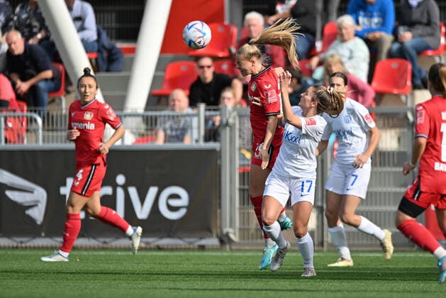 Jill Bayings (B04, 18) Kopfball vor Noreen Günnewig (SV Meppen, 17), 16.10.2022, Leverkusen (Deutschland), Fussball, Flyeralarm Frauen-Bundesliga, Bayer 04 Leverkusen - SV Meppen, DFB DFL REGULATIONS PROHIBIT ANY USE OF PHOTOGRAPHS AS IMAGE SEQUENCES AND OR QUASI-VIDEO. *** Jill Bayings B04, 18 header in front of Noreen Günnewig SV Meppen, 17 , 16 10 2022, Leverkusen Germany , Football, Flyeralarm Frauen Bundesliga, Bayer 04 Leverkusen SV Meppen, DFB DFL REGULATES PROHIBIT ANY USE OF PHOTOGRAPHS AS IMAGE SEQUENCES AND OR QUASI VIDEO xmkx