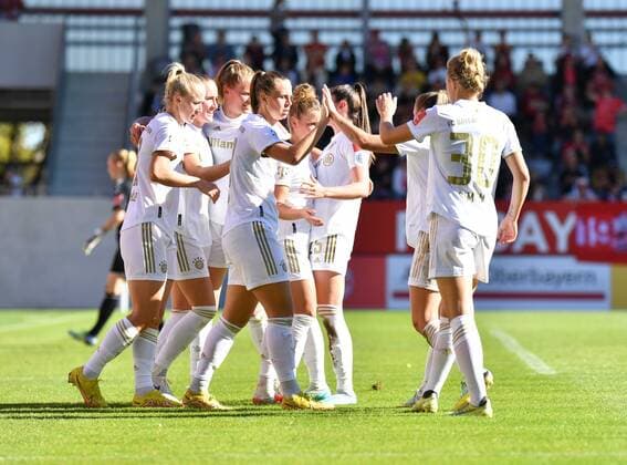 Die Frauen des FC Bayern jubeln über das Tor zum 1-0 beim Flyeralarm Frauen-Bundesligaspiel FC Bayern München - 1.FC Köln n am 16.10.2022. München Bayern Campus Bayern Deutschland