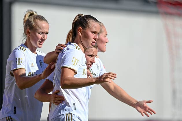 Spielerinnen des FC Bayern mit Torjubel, Jubel, Torjubel, Torerfolg, celebrate the goal, goal, celebration, Jubel ueber das Tor zum 1:0 durch Linda Dallmann (FC Bayern München, FCB, 10) (2.v.re.), optimistisch, Action, Aktion, 16.10.2022, München (Deutschland), Fussball, Flyeralarm Frauen-Bundesliga, FC Bayern München - 1. FC Köln, DFB DFL REGULATIONS PROHIBIT ANY USE OF PHOTOGRAPHS AS IMAGE SEQUENCES AND OR QUASI-VIDEO. xslx