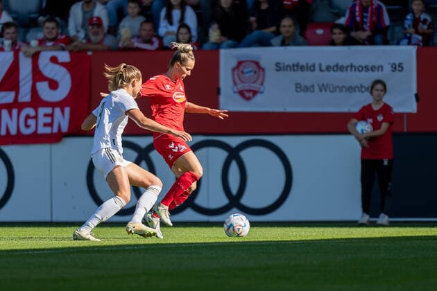 Maximiliane Rall (FC Bayern Muenchen Frauen, 8) verfolgt Jana Beuschlein (1. FC Koeln, 23). FC Bayern Muenchen Frauen gegen 1. FC Koeln, Fussball, Frauen-Bundesliga, 4. Spieltag, Saison 2022 2023, 16.10.2022. (DFL DFB REGULATIONS PROHIBIT ANY USE OF PHOTOGRAPHS as IMAGE SEQUENCES and or QUASI-VIDEO). FC Bayern Muenchen Frauen gegen 1. FC Koeln, Fussball, Frauen-Bundesliga, 4. Spieltag, Saison 2022 2023, 16.10.2022. Muenchen Copyright: xEibner-Pressefoto HeikexFeinerx EP_HFR