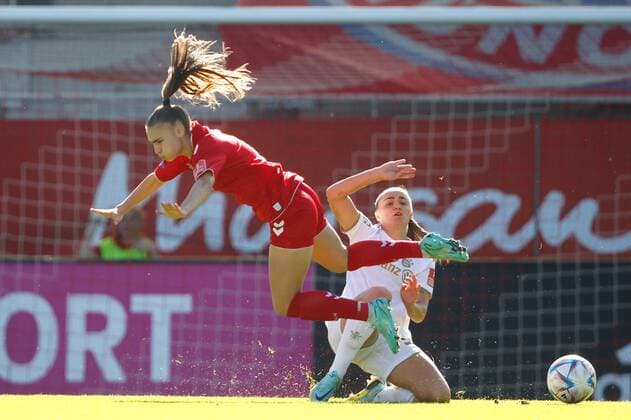 Koelns 11 BIENZ im Zweikampf mit Bayerns 31 Georgia STANWAY. Fußball der Frauen, FC Bayern - Koeln, am 16.10.2022. Frauenfußball Bundesliga, FC Bayern München - 1.FC Köln, Saison 2022-2023, in Muenchen, F C B A Y E R N C A M P U S, Deutschland. Quelle Copyright Credit : Oryk HAIST