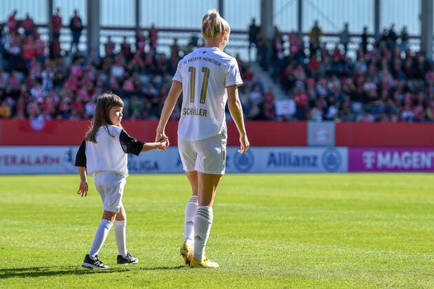 Lea Schüller (FC Bayern München, FCB, 11) läuft mit ihrem Einlaufkind ganz allein hinter den Mannschaften ein, 16.10.2022, München (Deutschland), Fussball, Flyeralarm Frauen-Bundesliga, FC Bayern München - 1. FC Köln, DFB DFL REGULATIONS PROHIBIT ANY USE OF PHOTOGRAPHS AS IMAGE SEQUENCES AND OR QUASI-VIDEO.