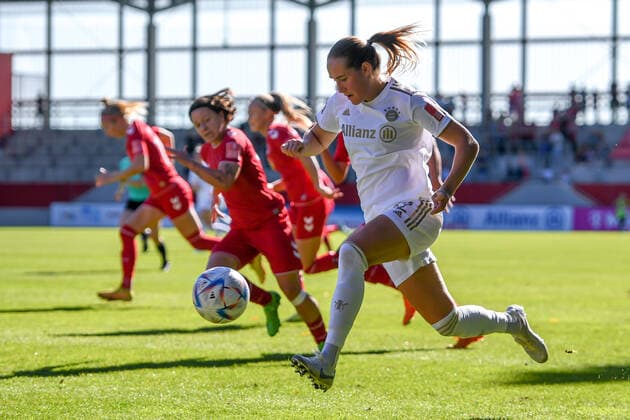 Sydney Lohmann (FC Bayern München, FCB, 12) am Ball, 16.10.2022, München (Deutschland), Fussball, Flyeralarm Frauen-Bundesliga, FC Bayern München - 1. FC Köln, DFB DFL REGULATIONS PROHIBIT ANY USE OF PHOTOGRAPHS AS IMAGE SEQUENCES AND OR QUASI-VIDEO.