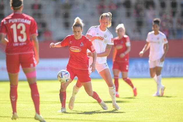 Fußball, Frauen Bundesliga, 20221016, FC Bayern München - 1. FC Köln. Im Bild Jana BEUSCHLEIN (1. FC Köln, 23) und Maximiliane RALL (FC Bayern München, 8) Zweikampf Ball. München FC Bayern Campus Bayern Deutschland Copyright: Passion2Press MarkusxFischerx