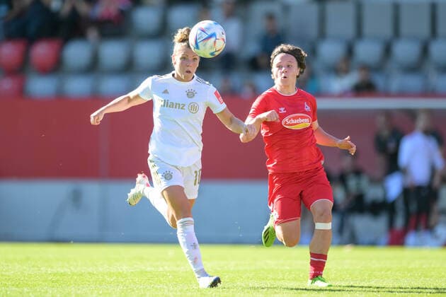 Fußball, Frauen Bundesliga, 20221016, FC Bayern München - 1. FC Köln. Im Bild Linda DALLMANN (FC Bayern München, 10) und Ally GUDORF (1. FC Köln, 12) Zweikampf Ball. München FC Bayern Campus Bayern Deutschland Copyright: Passion2Press MarkusxFischerx