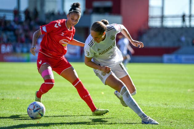 v.li.: Genessee Puntigam (Köln, 13) Sydney Lohmann (FC Bayern München, FCB, 12) im Zweikampf, Duell, duel, tackle, Dynamik, Action, Aktion, 16.10.2022, München (Deutschland), Fussball, Flyeralarm Frauen-Bundesliga, FC Bayern München - 1. FC Köln, DFB DFL REGULATIONS PROHIBIT ANY USE OF PHOTOGRAPHS AS IMAGE SEQUENCES AND OR QUASI-VIDEO.