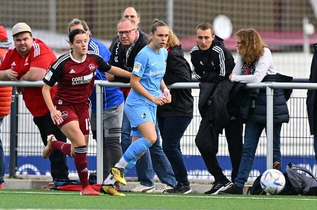 16.10.2022 - Fussball - Saison 2022 2023 - 2. Frauen - Fussball - 2. Bundesliga - 5. Spieltag - 1. FC Nürnberg FCN ( Club ) - SC Freiburg II - -Lara Felix (13, 1. FC Nürnberg FCN ) Alina Axtmann (19, SC Freiburg II , rechts )