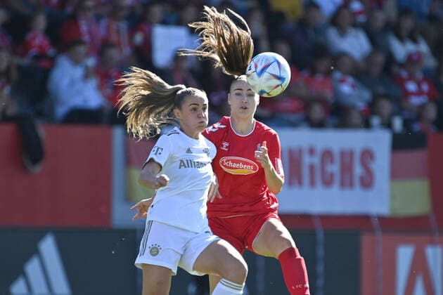 Georgia STANWAY (FCB), Aktion,Zweikampf gegen Alina BIENZ (KOELN) Fussball Flyeralarm Bundesliga der Frauen Saison 2022 2023, 4.Spieltag, Spieltag04, FC Bayern Muenchen - 1.FC Koeln am 16.10.2022, FC Bayern Campus.