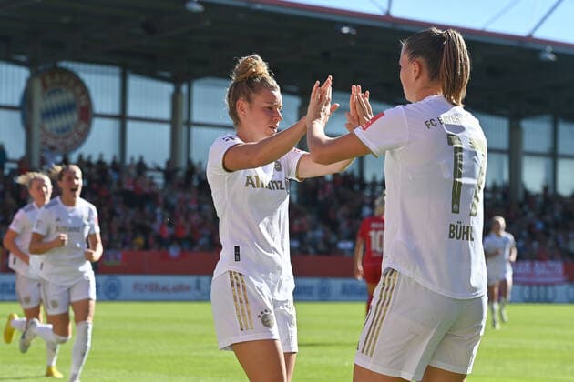 Torjubel Linda DALLMANN (FCB) nach Tor zum 1-0 mit Lea SCHUELLER (FCB)., Jubel,Freude,Begeisterung, Aktion, Fussball Flyeralarm Bundesliga der Frauen Saison 2022 2023, 4.Spieltag, Spieltag04, FC Bayern Muenchen - 1.FC Koeln am 16.10.2022, FC Bayern Campus.