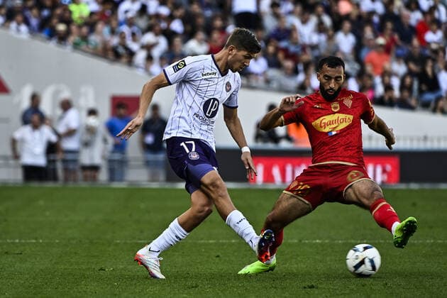 Fußball, FC Toulouse - SCO Angers Stijnb Spierings (tfc) FOOTBALL : Toulouse vs Angers - 11eme Journee de L1 UBEREATS - Toulouse - 16 10 2022 ThierryBreton Panoramic 