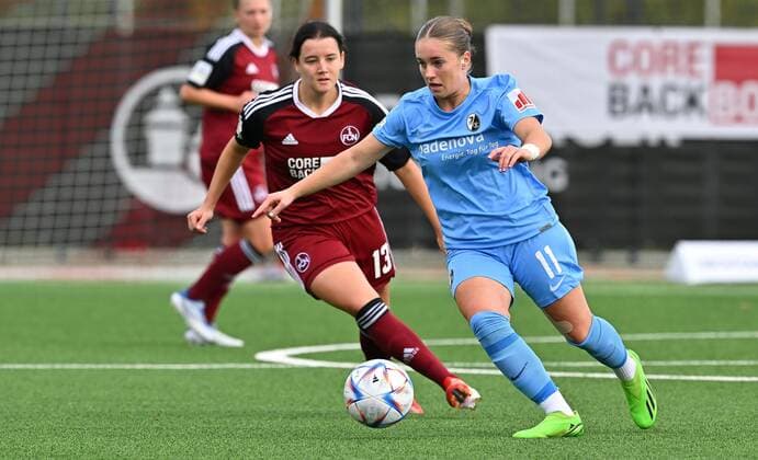 Sport Themen der Woche KW41 16.10.2022 - Fussball - Saison 2022 2023 - 2. Frauen - Fussball - 2. Bundesliga - 5. Spieltag - 1. FC Nürnberg FCN ( Club ) - SC Freiburg II - -Leni Fischer (11, SC Freiburg II ) vor Lara Felix (13, 1. FC Nürnberg FCN ) *** 16 10 2022 soccer season 2022 2023 2 women soccer 2 Bundesliga 5 matchday 1 FC Nürnberg FCN club SC Freiburg II Leni Fischer 11, SC Freiburg II before Lara Felix 13, 1 FC Nürnberg FCN