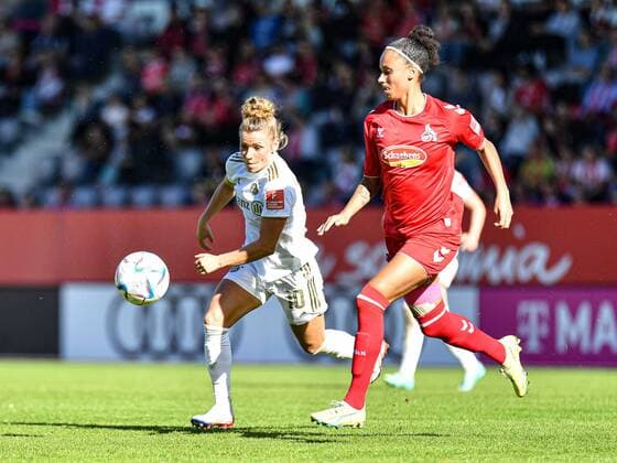 Linda Dallmann (10 FC Bayern München) und Genessee Puntigam (13 1.FC Köln) in Aktion beim Flyeralarm Frauen-Bundesligaspiel FC Bayern München - 1.FC Köln n am 16.10.2022. München Bayern Campus Bayern Deutschland