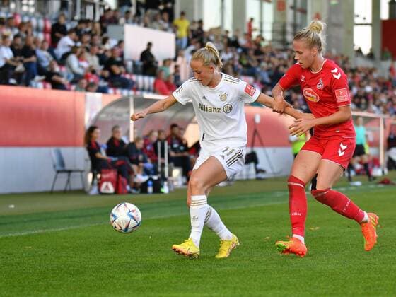 Lea Schüller (11 FC Bayern München) und Celina Degen (5 1.FC Köln) in Aktion beim Flyeralarm Frauen-Bundesligaspiel FC Bayern München - 1.FC Köln n am 16.10.2022. München Bayern Campus Bayern Deutschland