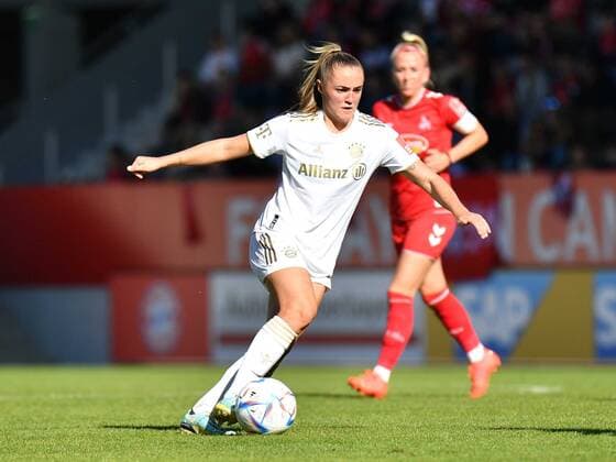 Georgia Stanway (31 FC Bayern) in Aktion beim Flyeralarm Frauen-Bundesligaspiel FC Bayern München - 1.FC Köln n am 16.10.2022. München Bayern Campus Bayern Deutschland