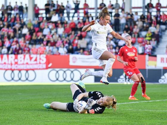 Manon Klett (1 1.FC Köln) und Linda Dallmann (10 FC Bayern München) in Aktion beim Flyeralarm Frauen-Bundesligaspiel FC Bayern München - 1.FC Köln n am 16.10.2022. München Bayern Campus Bayern Deutschland